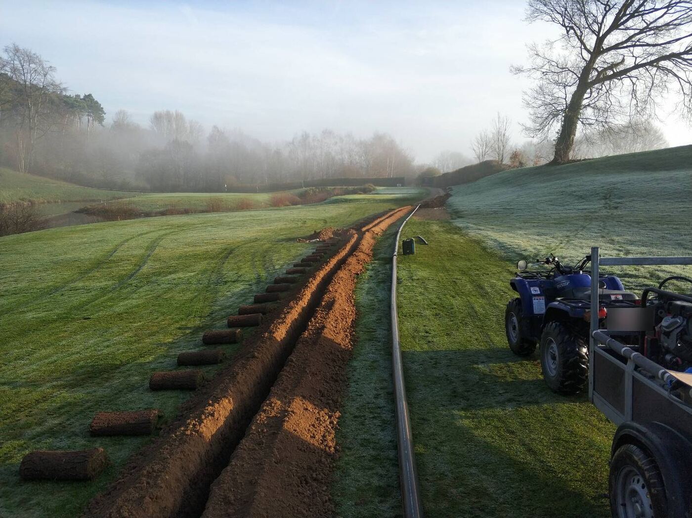 Nowa magistrala nawadniająca na polu golfowym: Wykop pod rurę główną. Darń zdjęta w rolkach i odłożona obok, żeby po zasypaniu wróciła na swoje miejsce.